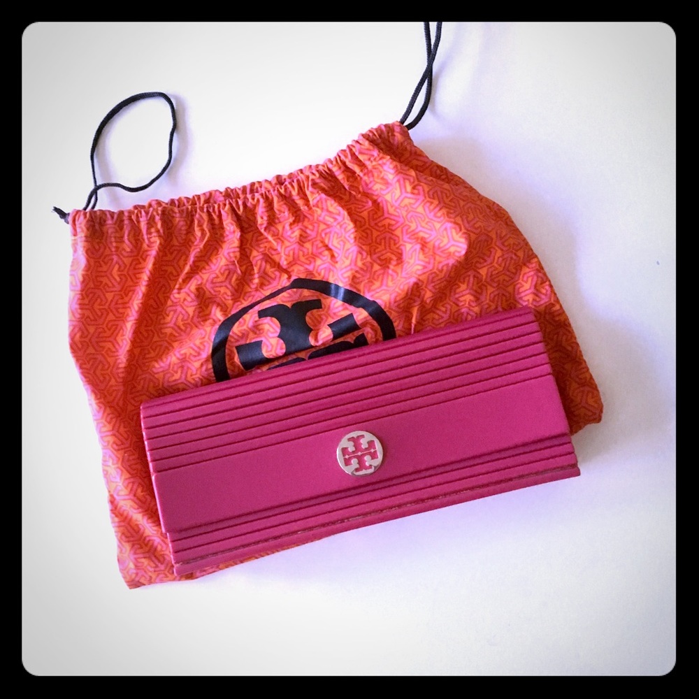Evening clutch in fuchsia